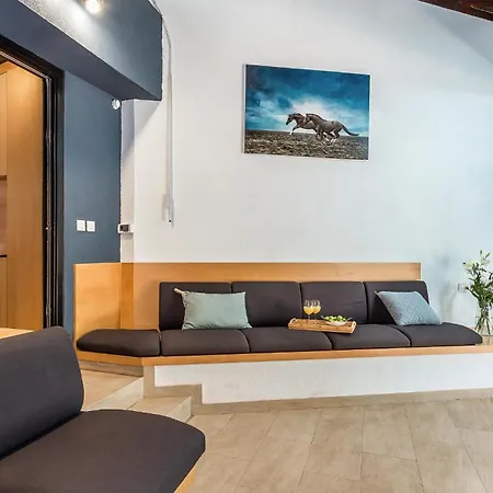 Cozy In Ivinj With Jacuzzi Sovlje