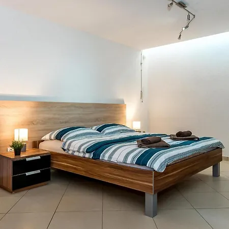 Cozy In Ivinj With Jacuzzi