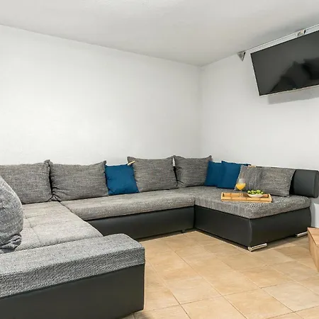 Cozy In Ivinj With Jacuzzi Sovlje