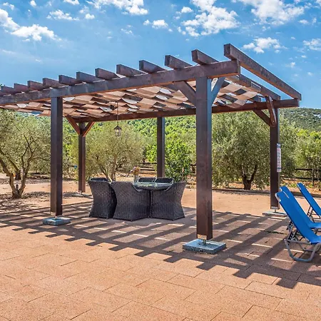 Cozy In Ivinj With Jacuzzi *