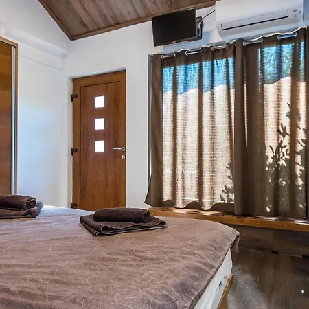 Cozy In Ivinj With Jacuzzi Sovlje