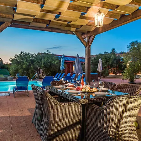 Cozy In Ivinj With Jacuzzi Tatil Evi