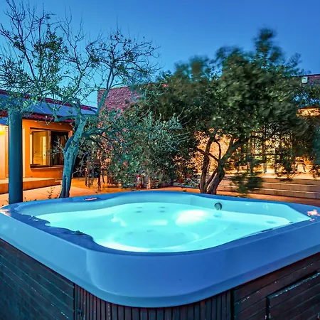 Tatil Evi Cozy In Ivinj With Jacuzzi *